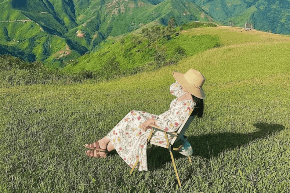 Ngắm nh&igrave;n khung cảnh b&igrave;nh y&ecirc;n của n&uacute;i trời